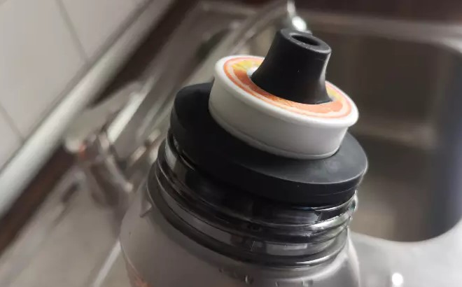 foto waar je de air up geur pod op de fles kunt zien