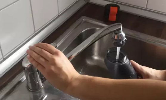 vullen van de Air Up drinkfles met water